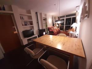Un televizor și/sau centru de divertisment la Acogedor apartamento con bellas vistas al embalse +23 fotografii