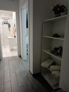 a room with a hallway with a room with a bathroom at Apartman na jezeru in Zagreb