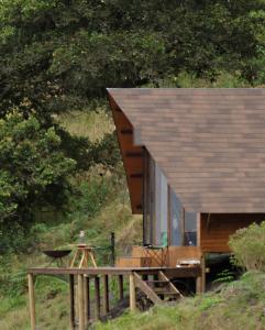 a house with a roof on top of a hill at Cúspide in Choachí