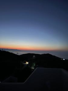 una vista de la puesta de sol desde la cima de una colina en Résidence plage Oued Tanger en Skikda