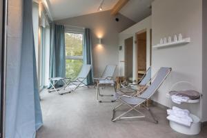 Zimmer mit Stühlen, einem Tisch und einem Fenster in der Unterkunft Freistehendes Ferienhaus Renkenmühle näher kann man am Wasser nicht wohnen in Eberbach