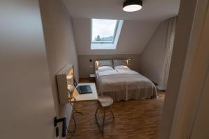 - une chambre avec un lit, un bureau et une fenêtre dans l'établissement Freistehendes Ferienhaus Renkenmühle näher kann man am Wasser nicht wohnen, à Eberbach