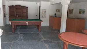 a room with a pool table in a room at Condomínio das gaivotas in Alcobaça