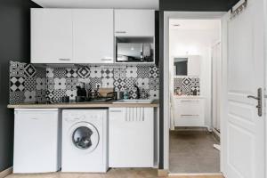 a kitchen with a washer and dryer in a room at Lys : Cocon Douillet proche Métro in Montrouge