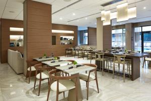 un restaurant avec des murs en bois, des tables et des chaises dans l'établissement AC Hotel Atlanta Downtown, à Atlanta