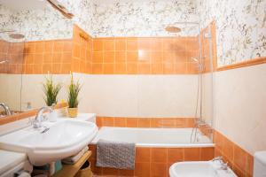un baño con lavabo y bañera en MALAVER SUITE, en Sevilla 34 fotos más