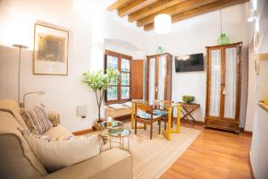una sala de estar con un sofá y una mesa en MALAVER SUITE, en Sevilla