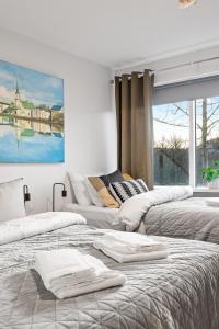 Ліжко або ліжка в номері Venture Vacation-MainStreet apartment with free parking on premises