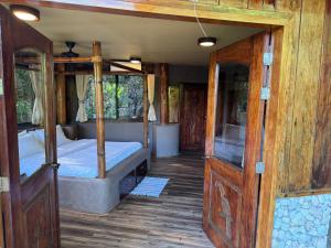 Postel nebo postele na pokoji v ubytování Sangat Island Dive Resort