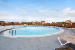 a large swimming pool in the middle of a patio at La Casita de Majanicho in La Oliva