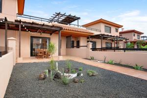 a backyard of a house with a patio at La Casita de Majanicho in La Oliva