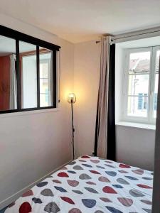 Chez Julie et Jérémy في Coligny: غرفة نوم بسرير ونافذة