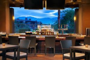 un restaurante con un bar con vistas en The Westin Desert Willow Villas, Palm Desert, en Palm Desert