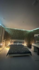 1 dormitorio con cama y pared verde en Résidence plage Oued Tanger en Skikda
