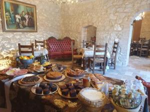 una mesa con comida en una habitación en Agriturismo Tenuta Filippi, en Narni