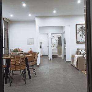 Un comedor y una sala de estar con mesa y sillas. en Casa Argeo, en Los Llanos de Aridane