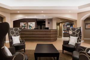een lobby met een wachtruimte met stoelen en een tafel bij Residence Inn Orlando Lake Buena Vista in Orlando