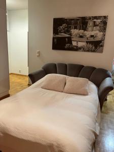 uma cama grande num quarto com um sofá em Apartment Ahkio North em Rovaniemi