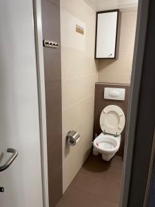 a small bathroom with a toilet and a mirror at Przystanek Karpacz - Apartament Roma in Karpacz