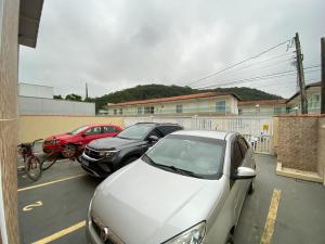 um grupo de carros estacionados num parque de estacionamento em morada do sol em Ubatuba