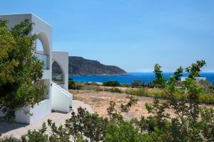 ein weißes Haus mit Meerblick in der Unterkunft Aelia Luxury Villa in Amoopi