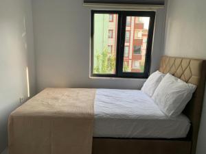 1 cama en un dormitorio con ventana en miamia apart otel en Bostancı