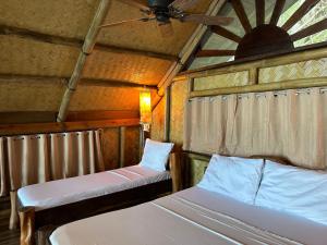 Postel nebo postele na pokoji v ubytování Sangat Island Dive Resort