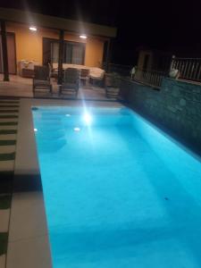 una piscina blu di notte con sedie di Casa bajo La Torre a La Puebla de Castro