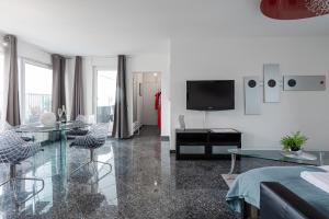 Μια τηλεόραση ή/και κέντρο ψυχαγωγίας στο Wohnung mit Dachterrasse
