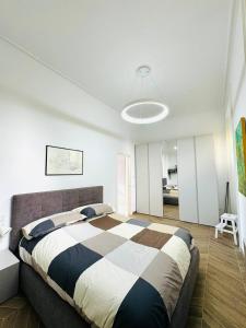 Un dormitorio con una cama grande en una habitación. en Alocasia luxury stay, en Salerno