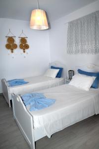 una camera con due letti e un lampadario di Aelia Luxury Villa ad Amoopi