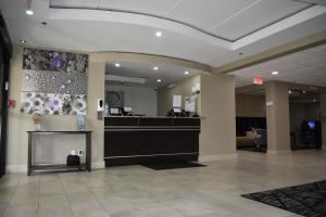 a lobby with a cash counter in a hospital at Sleep Inn & Suites West Knoxville in Knoxville