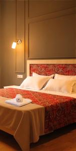 Pokój hotelowy z 2 łóżkami i ręcznikiem na stole w obiekcie Galaktioni 22 w mieście Tbilisi City