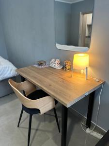 drewniany stół z 2 krzesłami i lustrem w obiekcie VuVista w Pradze
