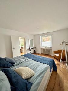 um quarto com uma cama grande e uma janela em Sweet Home in Meerbusch em Meerbusch