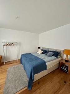 um quarto com uma cama grande e um cobertor azul em Sweet Home in Meerbusch em Meerbusch