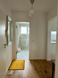 um quarto vazio com um tapete amarelo no chão em Sweet Home in Meerbusch em Meerbusch