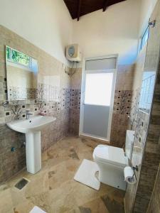 y baño con lavabo, aseo y ducha. en Kandyan View Homestay -For Foreign, en Kandy