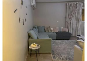 ein Wohnzimmer mit einem Sofa und einem Tisch mit einem Kuchen in der Unterkunft شقة تتكون من صالة وغرفة ومطبخ, حي النرجس in Riad