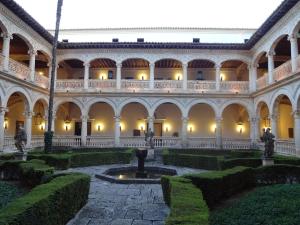 LupianaにあるCasa rural villa de lupianaの噴水のある中庭付きの大きな建物