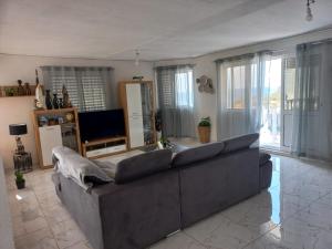a living room with a couch and a tv at Casa Graciosa in Tarrafal