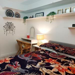 1 dormitorio con 1 cama y escritorio con lámpara en 2 Dbl Bed Top Floor Modern Oriental Flat Greenwich Park, en Londres