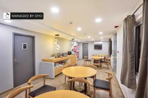 Khu vực lounge/bar tại Super Townhouse Imperial Stays Lawspet