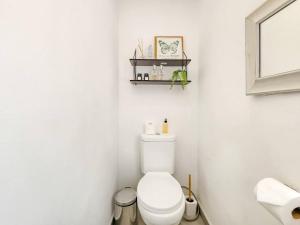 5 Bedroom Dutch Style Family Home in Milnerton tesisinde bir banyo