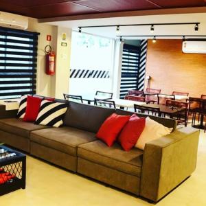 Uma área de estar em Artsy Vitoria Hostel