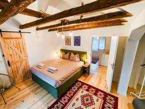 um quarto com uma cama num quarto com pisos em madeira em RADEIA Govedartsi РАДЕЯ Говедарци em Govedartsi