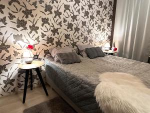 a bedroom with a bed with a flowery wallpaper at Linnunvilla with sauna in Rovaniemi
