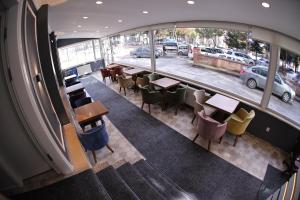 an overhead view of a restaurant with tables and chairs at ARDA AKSOY OTEL 