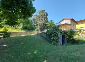 um quintal vazio em frente a uma casa em B&B Santa Croce 248 em Fanano
