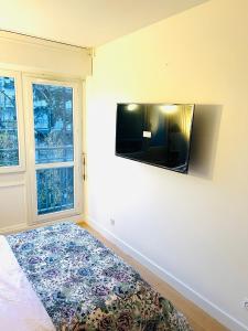 アントニーにある1-Chambre lumineuse (Paris-Orly)のベッドルーム1室(ベッド1台、壁掛けテレビ付)